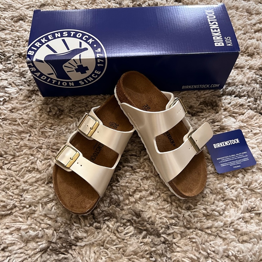 Girls Birkenstock Arizona sandals in electric metallic pearl C12